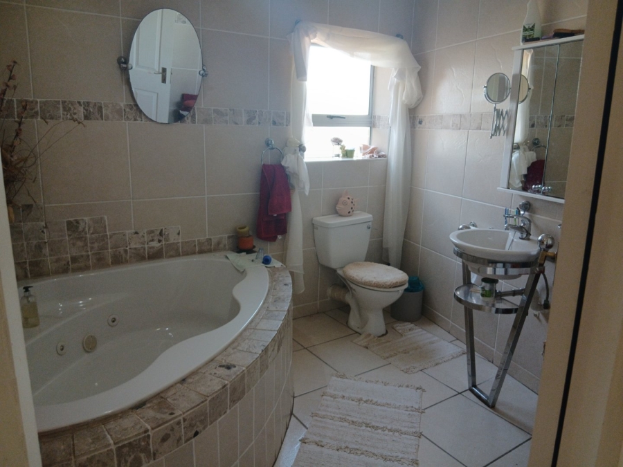 5 Bedroom Property for Sale in Wavecrest Eastern Cape